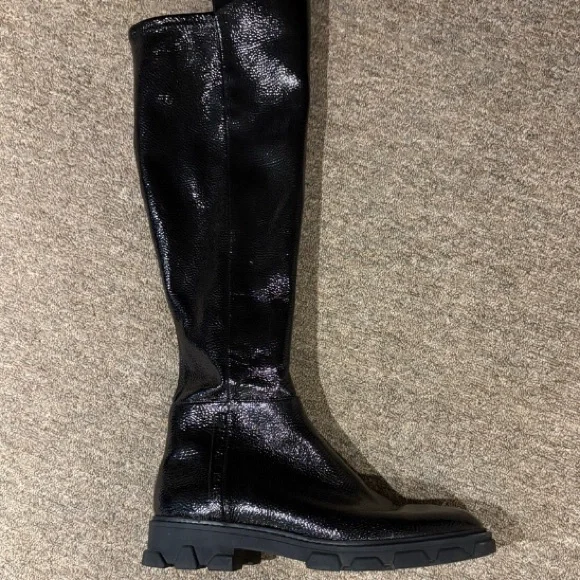 MICHAEL MICHAEL KORS
Crackled Patent Leather Boot Size 10 - Picture 2 of 4